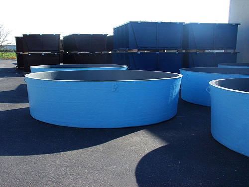 Ao composite có đặc tính nhẹ và độ bền cao, giúp dễ dàng lắp đặt trên các nền đất yếu