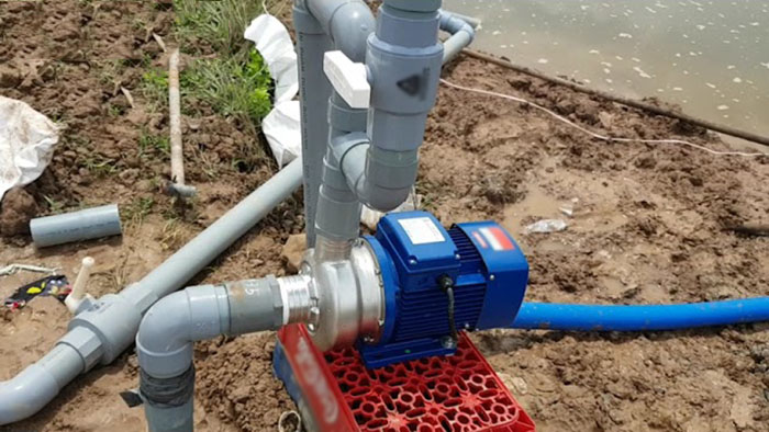 Xi phông đáy ao tôm bằng máy bơm Xi phông đáy ao tôm bằng máy bơm