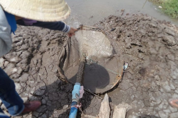 Xi Phông đáy ao tôm bằng máy hút bùn đặt trên bờ Xi Phông đáy ao tôm bằng máy hút bùn đặt trên bờ